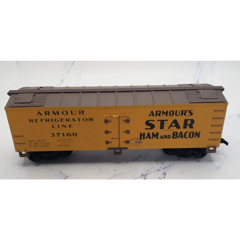 Life-Like HO Scale Armour’s STAR Ham and Bacon Refrigerator Line Box Car 37160